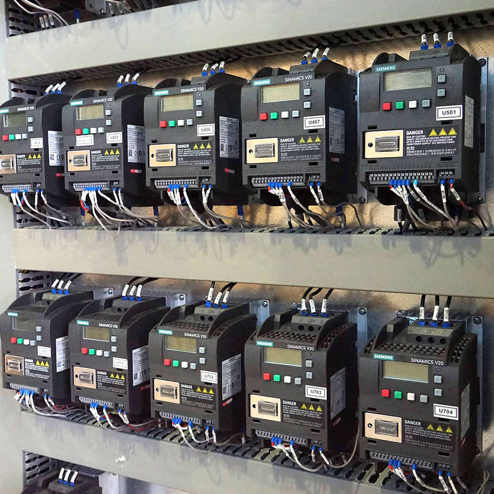 تابلو برق صنعتی با اینورترهای کنترل موتور در سیستم اتوماسیون