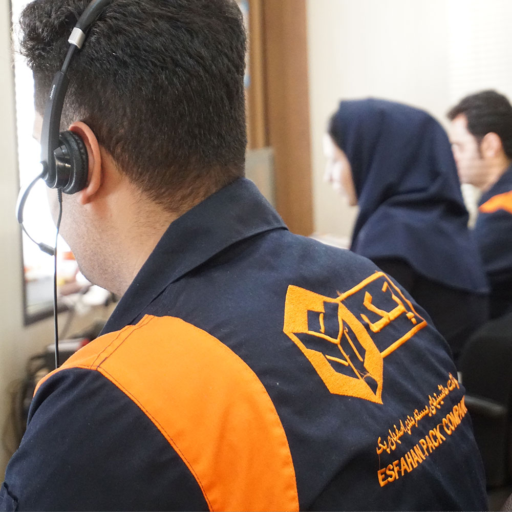 کارشناس پشتیبانی فنی شرکت اصفهان پک در حال پاسخ‌گویی به مشتری