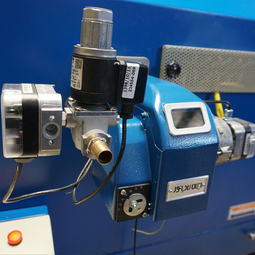 مشعل گازسوز صنعتی نصب‌شده روی دستگاه شیرینگ پک